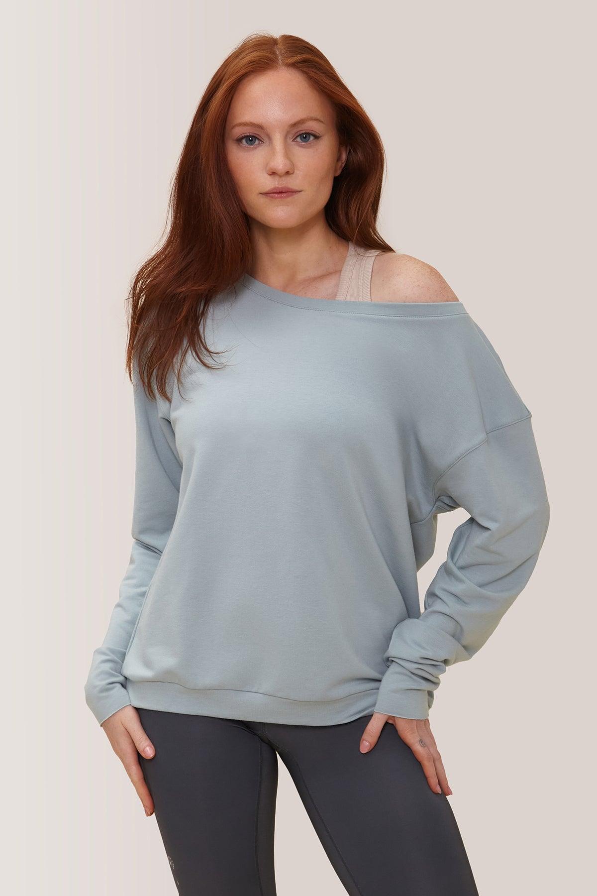 Femme qui porte le chandail Flashdance de Rose Boreal./ Women wearing the Flashdance pullover from Rose Boreal. - Lychen