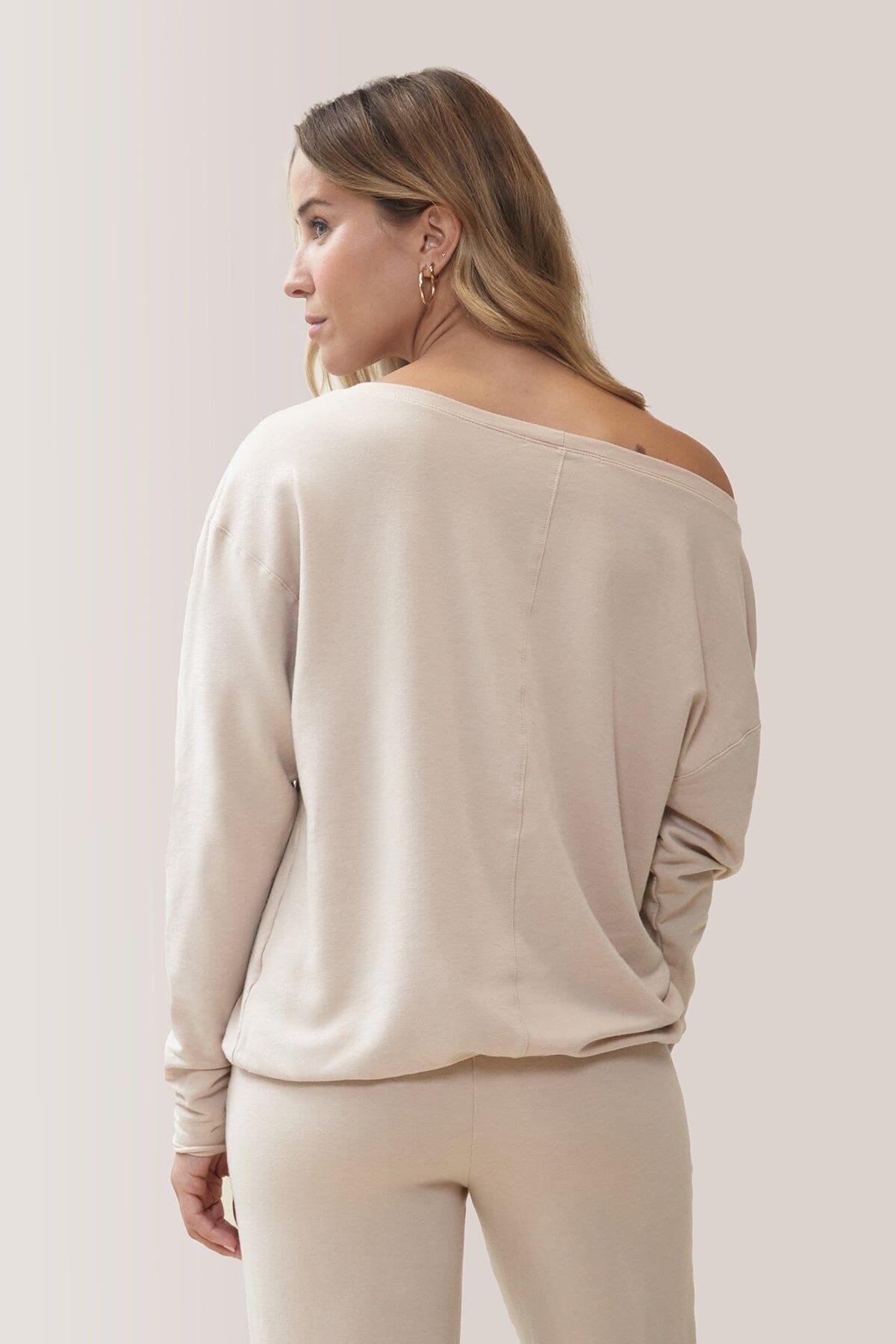 Femme qui porte le chandail Flashdance de Rose Boreal./ Women wearing the Flashdance pullover from Rose Boreal. - Sand Beige
