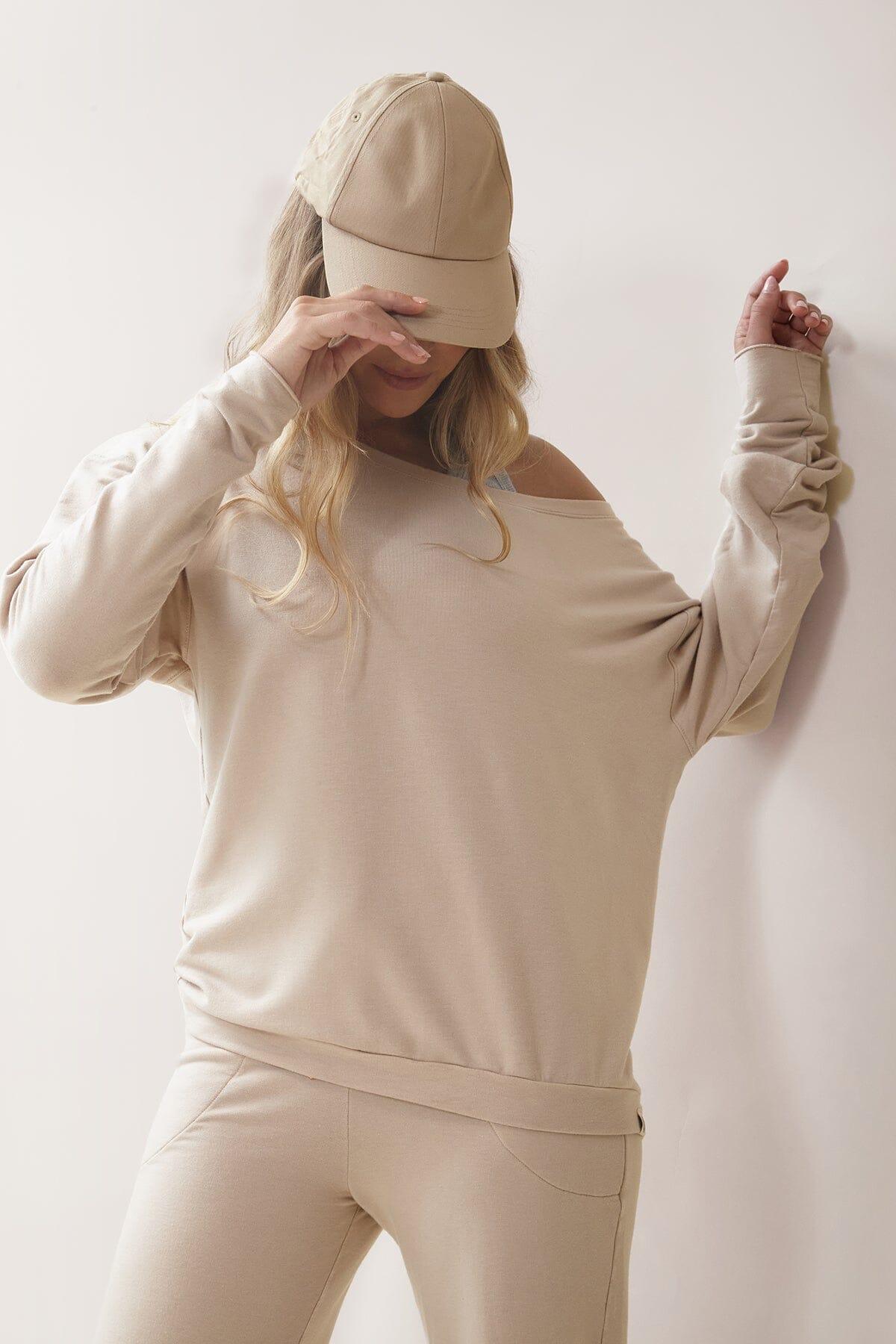 Femme qui porte le chandail Flashdance de Rose Boreal./ Women wearing the Flashdance pullover from Rose Boreal. - Sand Beige