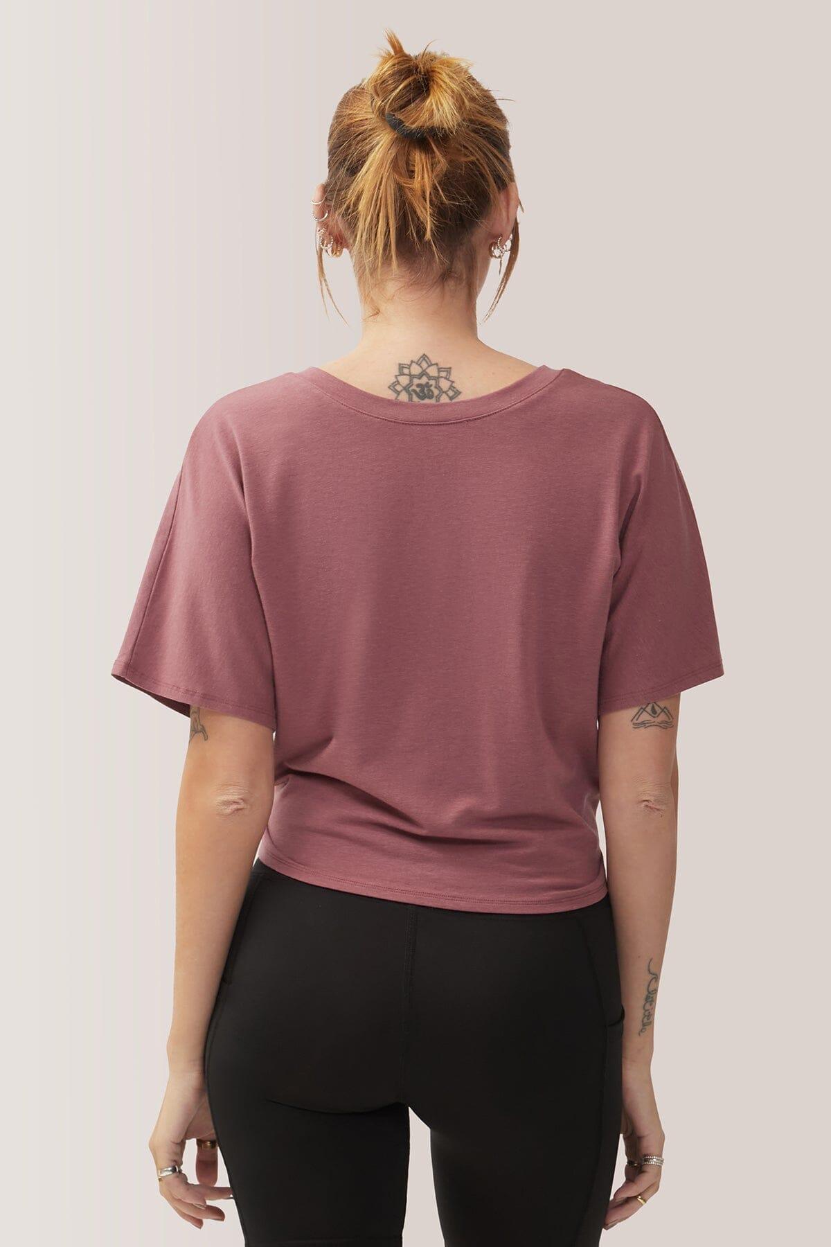 Femme qui porte le t-shirt Jasper de Rose Boreal./ Women wearing the Jasper T-Shirt by Rose Boreal. -Goddess