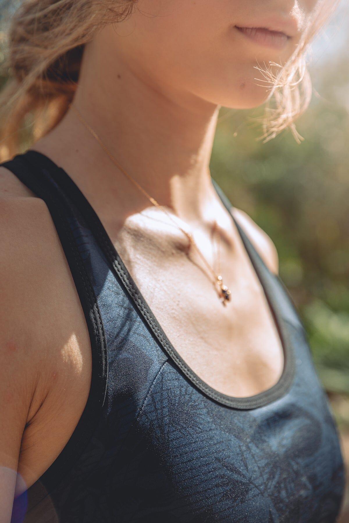 Femme qui porte la bracière de sport Happy Girls de Rose Boreal./ Women wearing the Happy Girls Sport Bra by Rose Boreal. -Amazonia / Amazonia Over