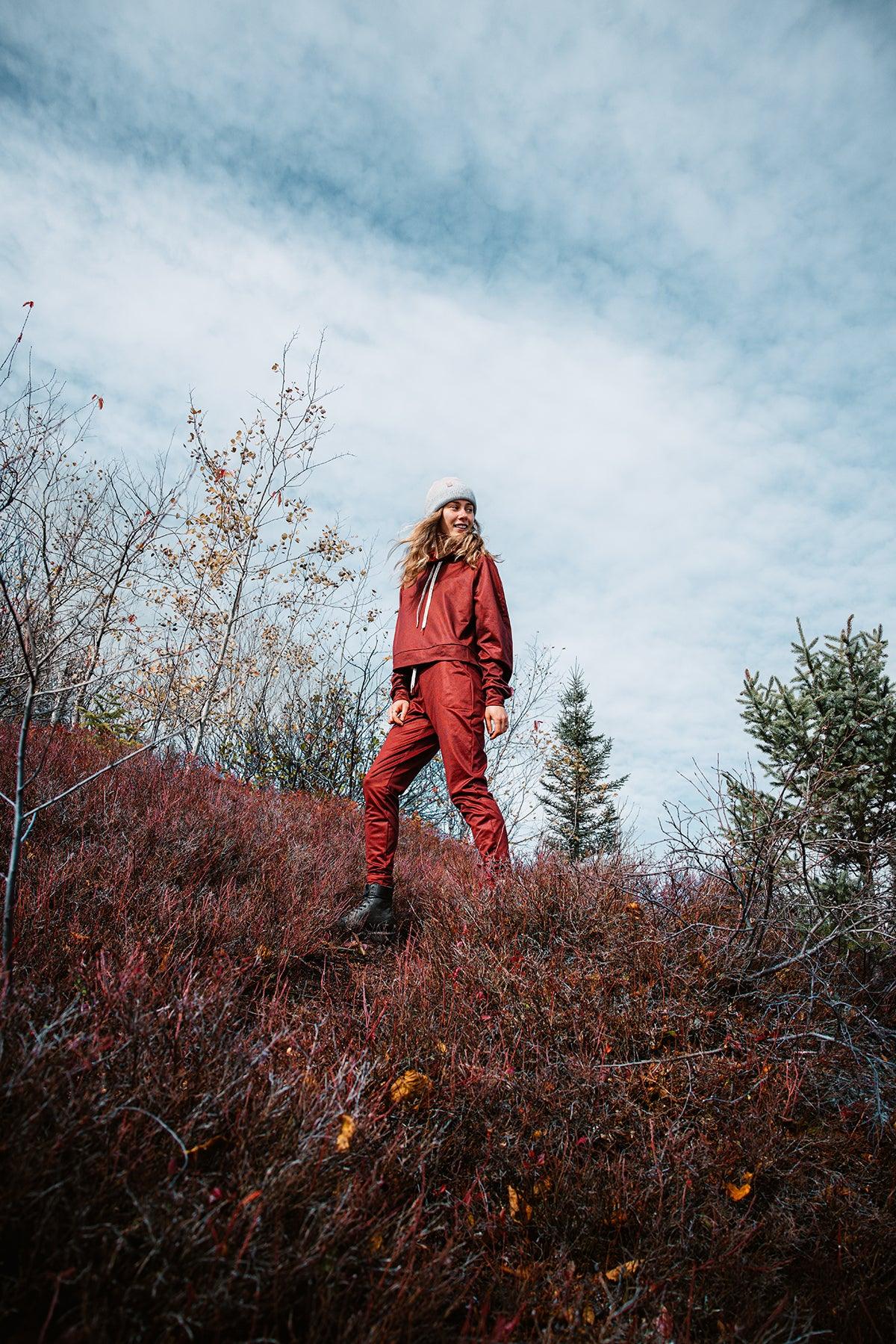 Femme qui porte les pantalons Micro Polar Fleece Week-End de Rose Boreal./ Women wearing the Micro Polar Fleece Week-End Pants by Rose Boreal. -Multifloral