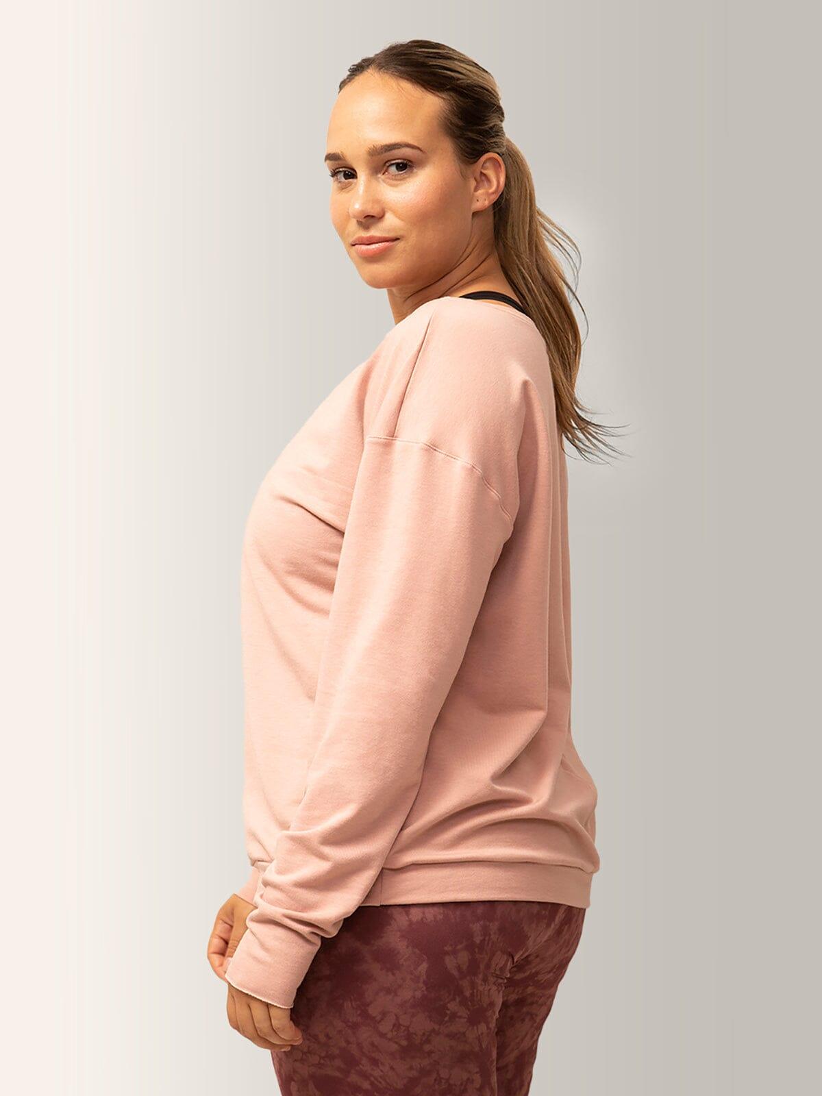 Femme qui porte le chandail Flashdance de Rose Boreal./ Women wearing the Flashdance pullover from Rose Boreal. - Cassis