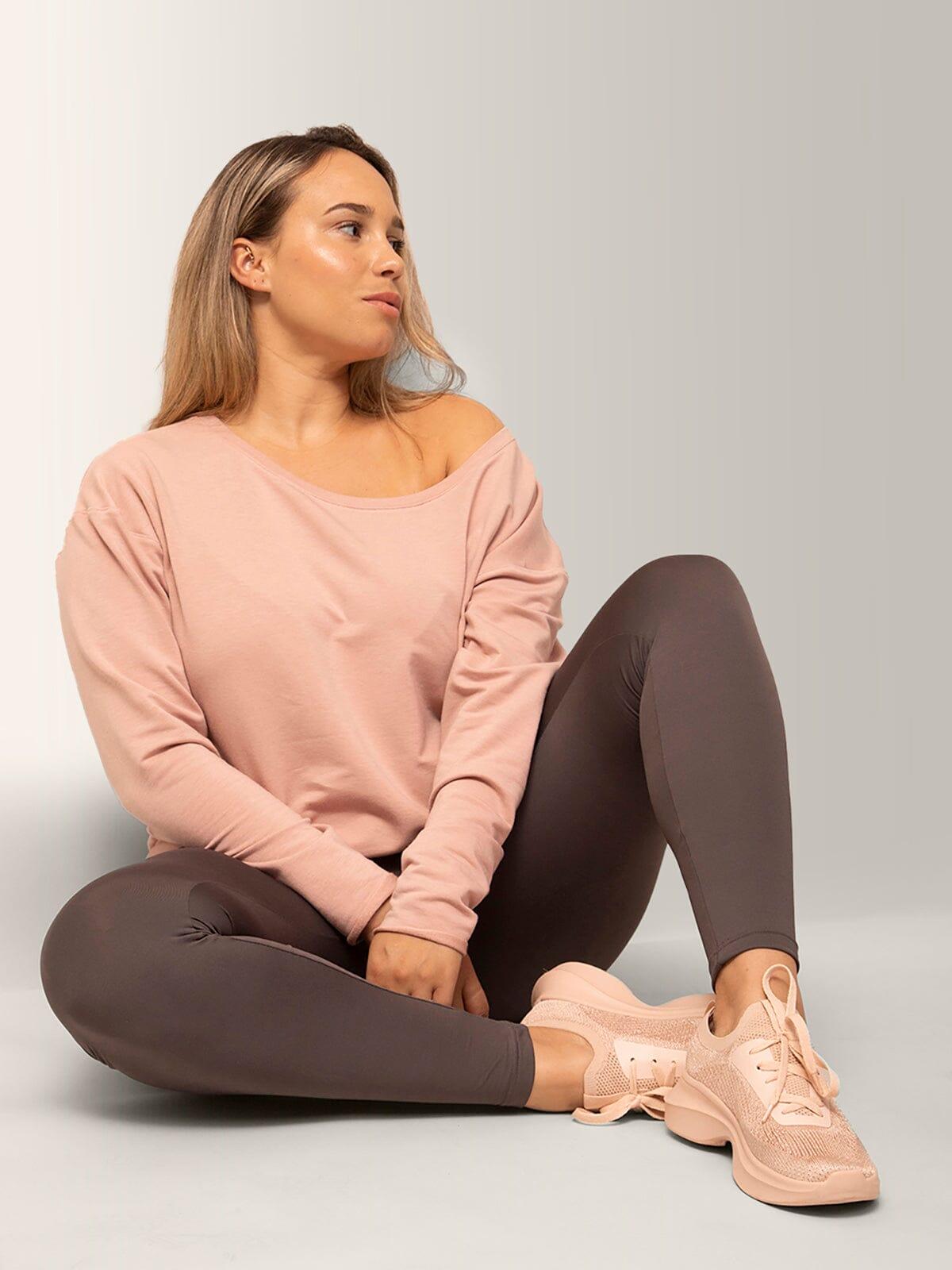 Femme qui porte le chandail Flashdance de Rose Boreal./ Women wearing the Flashdance pullover from Rose Boreal. - Cassis